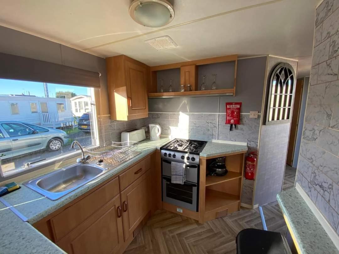 Seaview 203 - Ingoldmells, Pet Friendly, Wifi, Bed Linen And Close Fantasy Island - Meadow Lakes Caravan & Lodge Hire エクステリア 写真